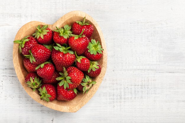 Verse aardbeien in hartvormige kom