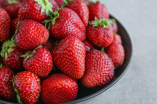 Verse aardbeien in plaat op tafel