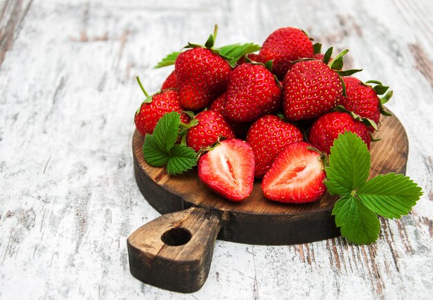 Verse aardbeien op een bord