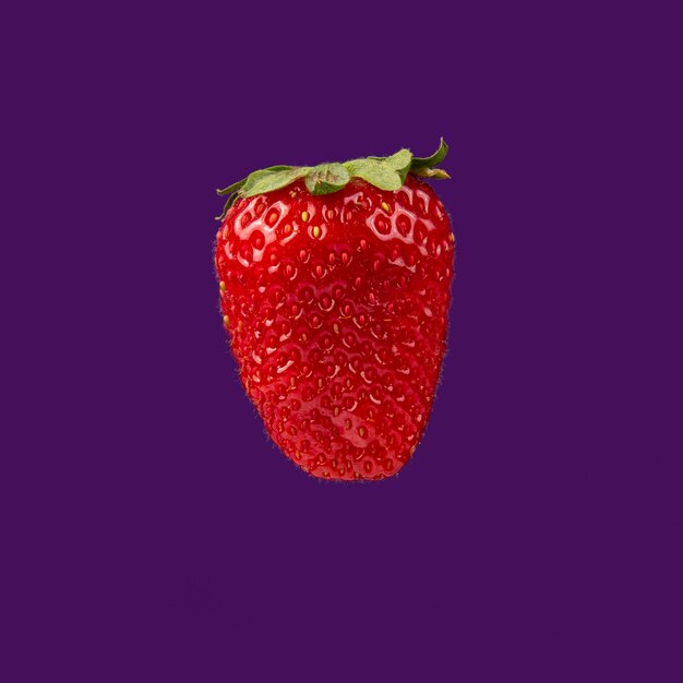 Verse aardbeien op een paarse achtergrond. vitamine fruit eten