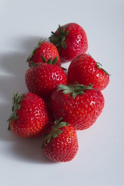 Verse aardbeien op een witte achtergrond close-up