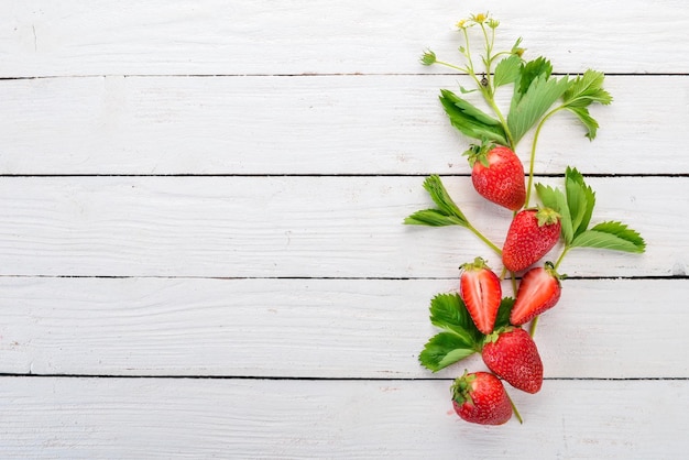 Foto verse aardbeien op een witte houten achtergrond bovenaanzicht ruimte kopiëren