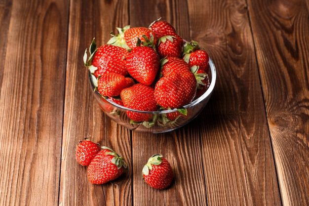 Verse aardbeien op houten tafel