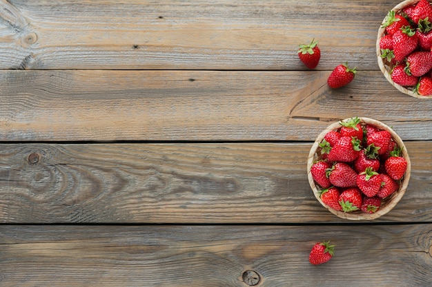 Verse aardbeien op mand boven het hoofd