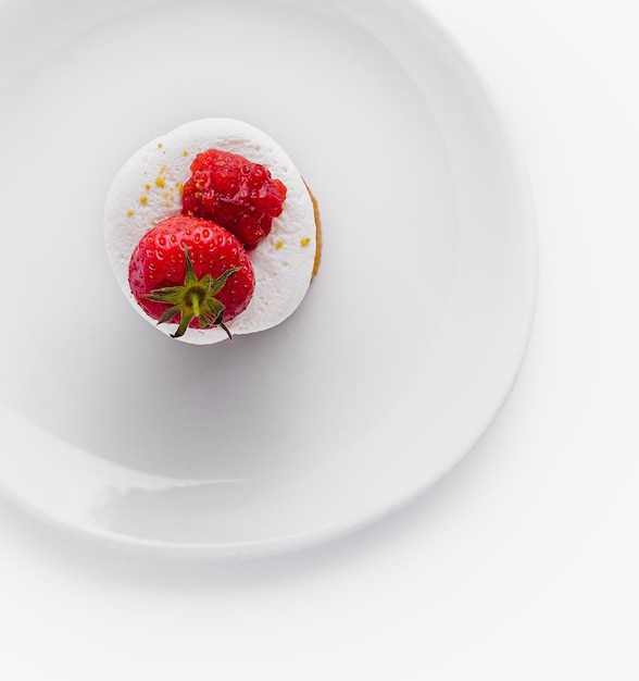 Verse aardbeien op suikerpoeder dessert