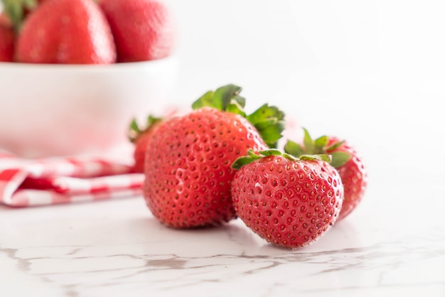 verse aardbeien op tafel