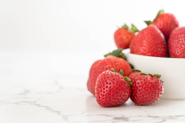 verse aardbeien op tafel