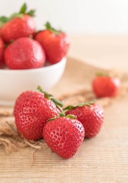 verse aardbeien op tafel