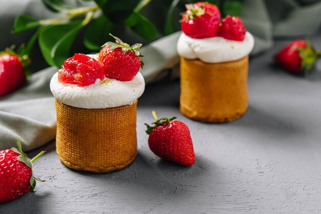 Foto verse aardbeien taart op een grijze achtergrond