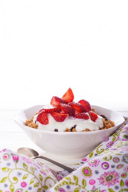 Verse aardbeien, yoghurt en zelfgemaakte muesli