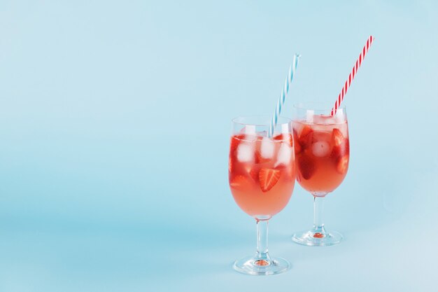 Verse aardbeien zomer cocktails met ijsblokjes