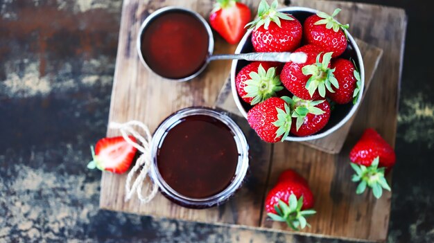 Foto verse aardbeienjam in een pot