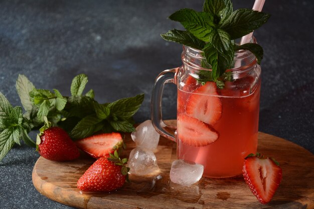 Verse aardbeienlimonade met ijs en munt in glas