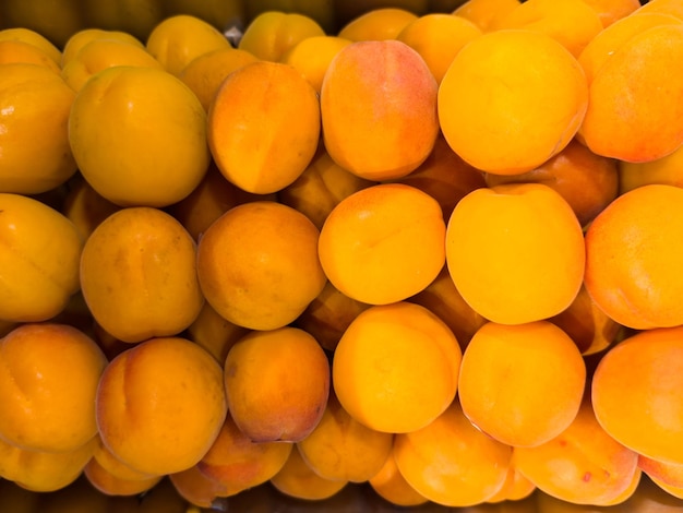 Verse abrikoos in de supermarkt Groenten en fruit blootgesteld aan de keuze van de consument Braziliaanse hortifrutti