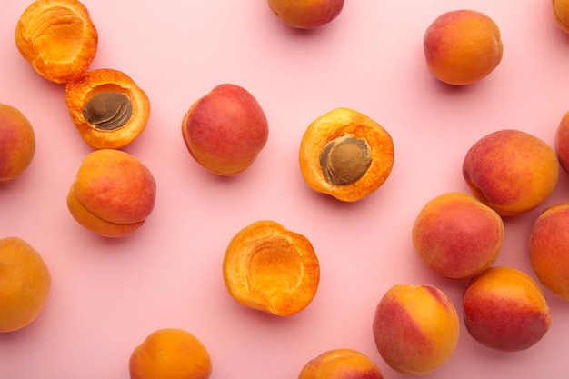 Verse abrikozen op roze pastelachtergrond