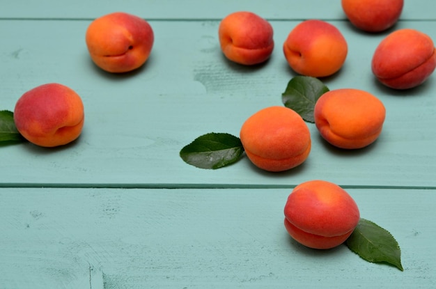 Verse abrikozen verspreid over groene houten achtergrond