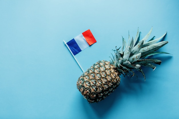 Verse ananas en Franse vlag op blauwe achtergrond. Boven weergave