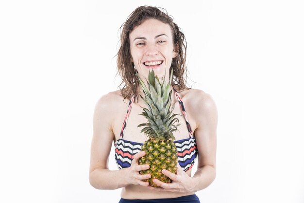 Verse ananas en gezonde vrouw