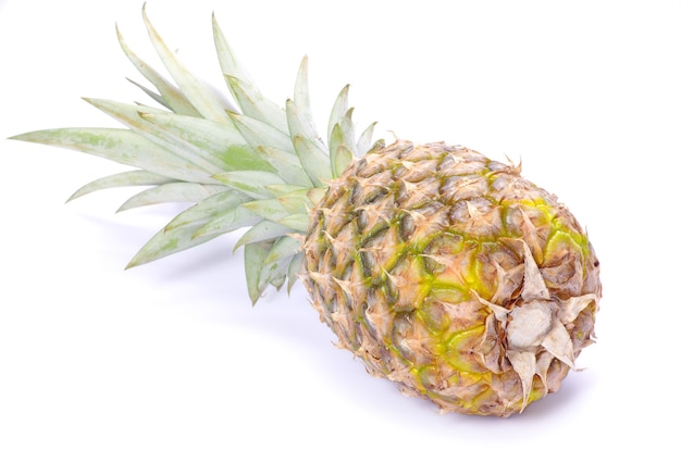 Verse ananas geïsoleerd op de witte achtergrond