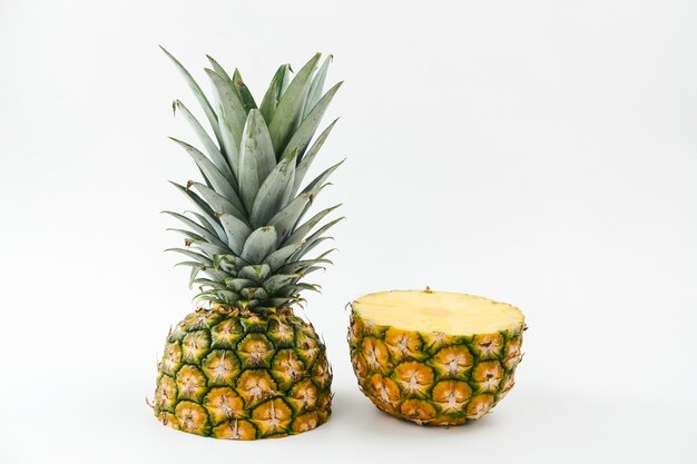 Verse ananas Nanas honi geïsoleerd op een witte tafel achtergrond Kopieer de ruimte geselecteerd focus