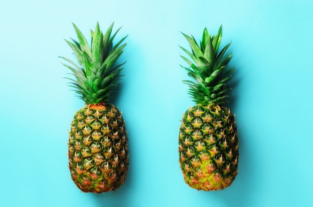 Verse ananas op blauw