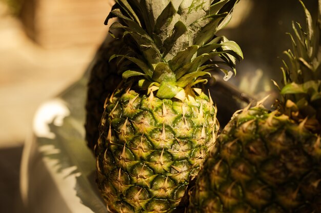 Verse ananas op de markt