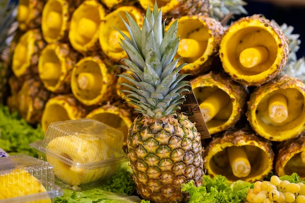 Foto verse ananas op de markt