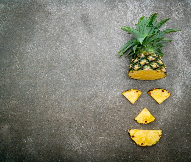 verse ananas op grijze achtergrond