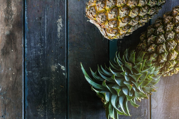 Verse ananas op hout.