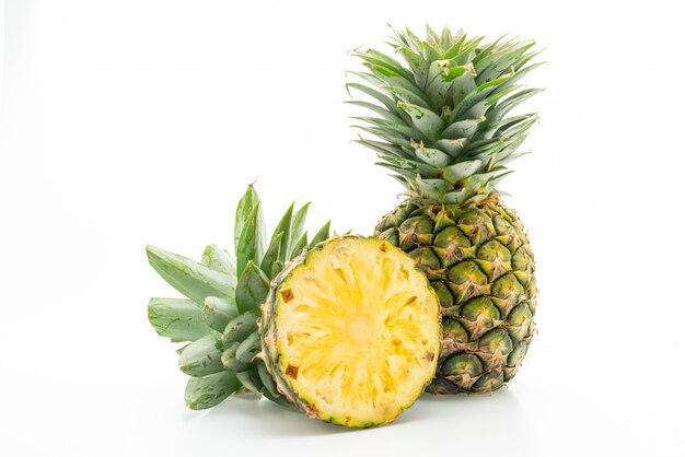 verse ananas op witte achtergrond