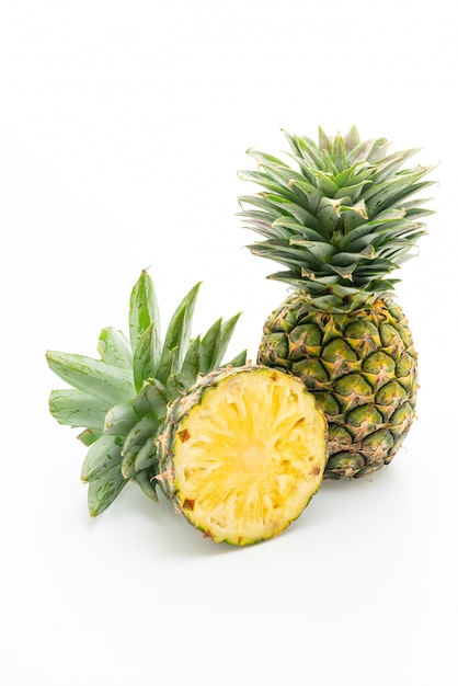 verse ananas op witte achtergrond