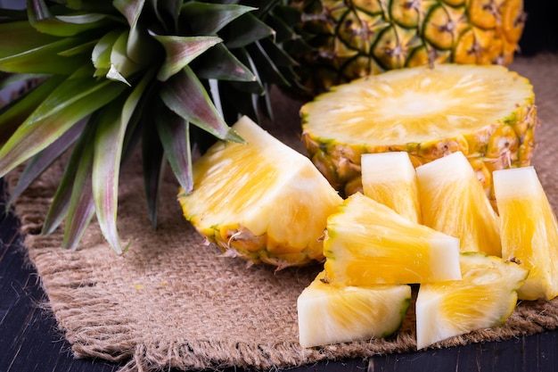 Verse ananas op zwarte houten zwarte achtergrond