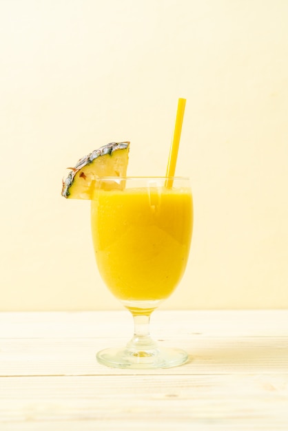 verse ananas smoothie glas op houten tafel