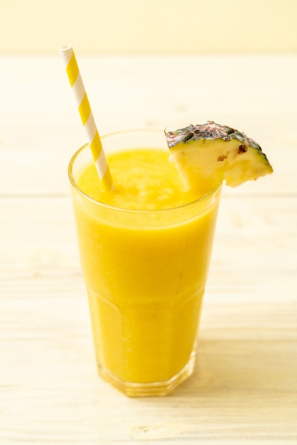 verse ananas smoothie glas op houten tafel