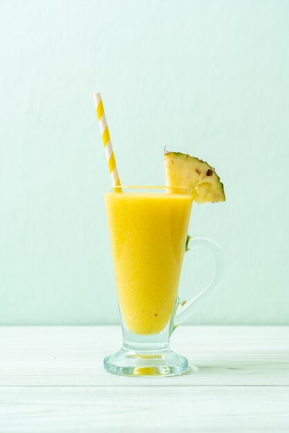 verse ananas smoothie glas op houten tafel