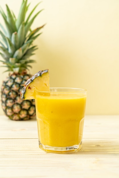 verse ananas smoothie glas op houten tafel