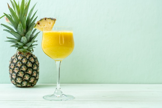 verse ananas smoothie glas op houten tafel