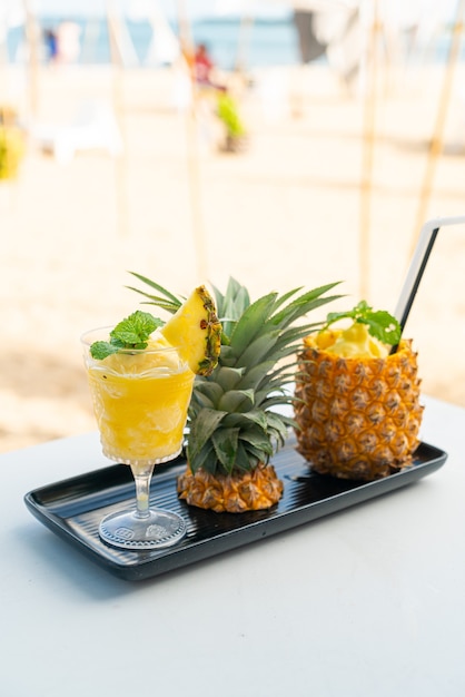 verse ananas smoothies met zee strand achtergrond