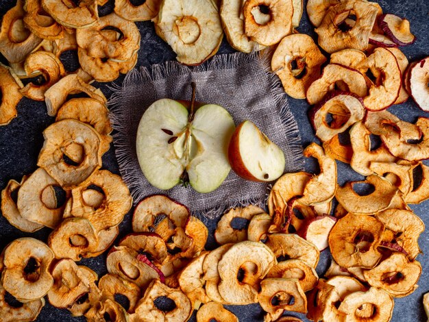 Verse appel met stukjes droog in dehydrator plakjes gele en rode appels gezonde snack