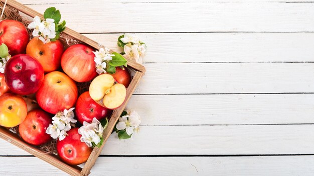 Verse appels in een houten mand Op een houten achtergrond Bovenaanzicht Kopieer de ruimte