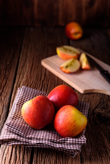 Verse appels met knifte op houten tafel en ruimte voor textuur