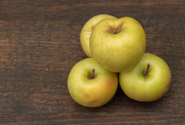 Verse appels op een houten achtergrond Witte appels