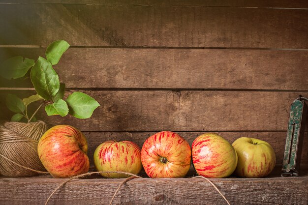 Verse appels op een houten tafel