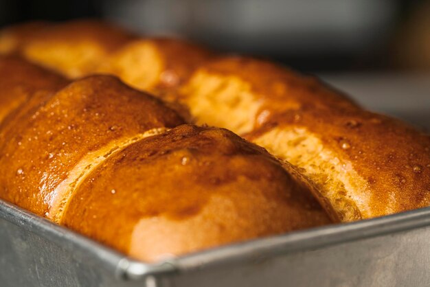 Verse artisanale cake in een metalen bak