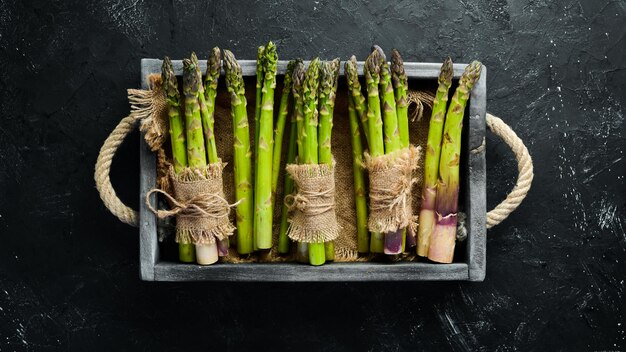 Verse asperges in een houten kist Gezonde voeding Bovenaanzicht Vrije ruimte voor uw tekst