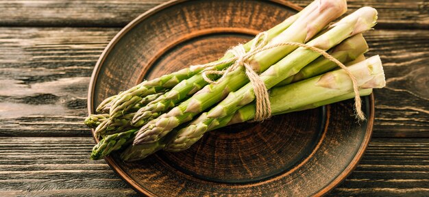 Verse asperges op een bruine plaat