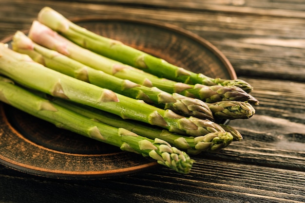 Verse asperges op een bruine plaat