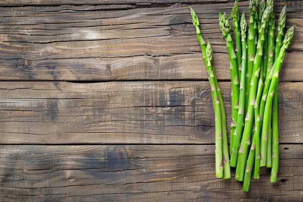 Verse asperges op houten achtergrond