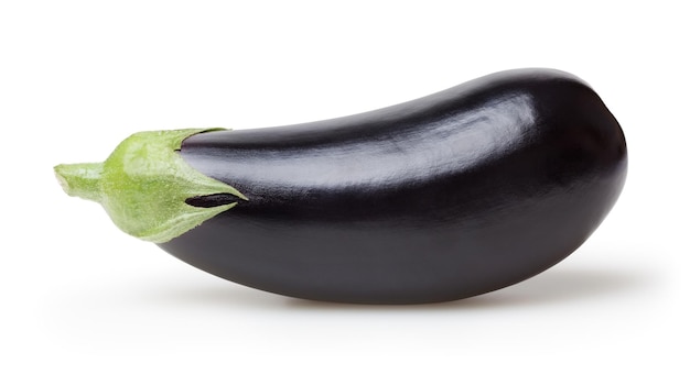 Verse aubergine geïsoleerd op een witte achtergrond met uitknippad