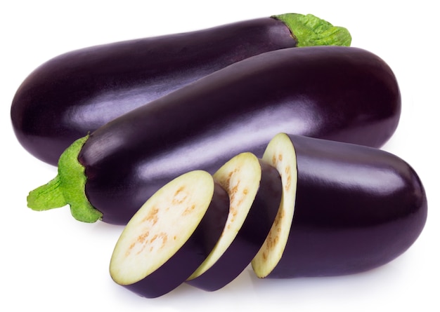 Verse aubergine geïsoleerd op witte achtergrond